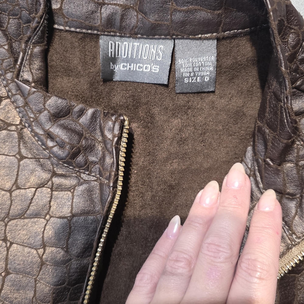 Chico's Size 0 EUC Women's Brown Crocodile-Embossed Jacket PTP 20 - Picture 4 of 5